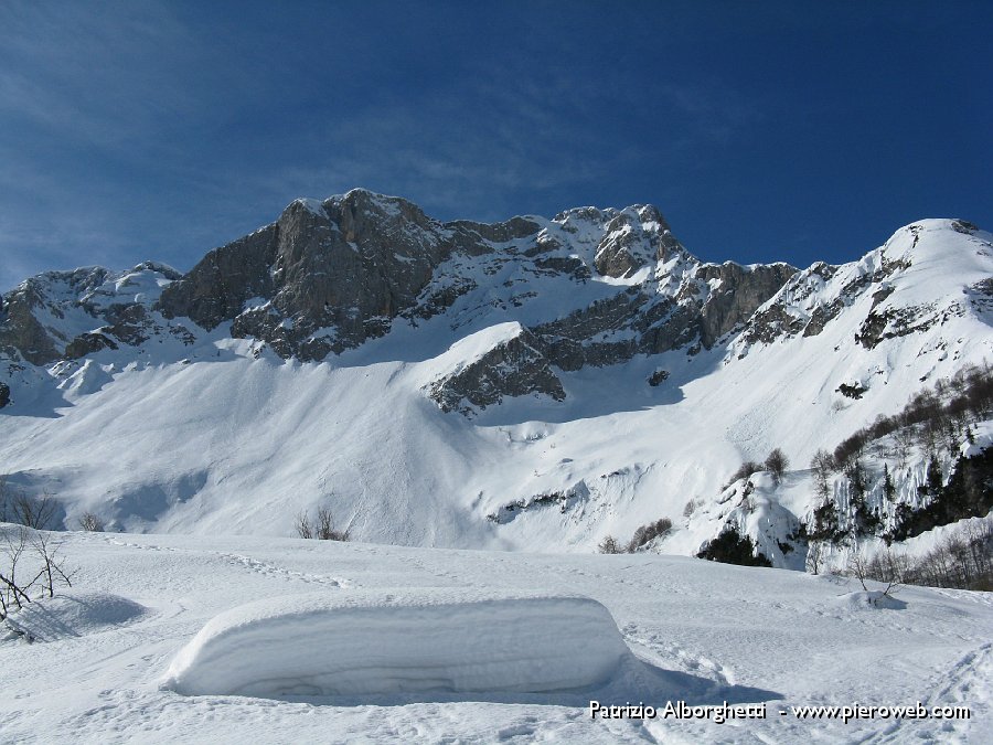 10 Rifugio dei maiali sepolto dalla neve.JPG